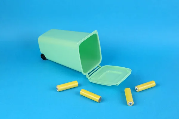 Batterie Recycling Konzept Miniatur Mülleimer Mit Batterien Auf Blauem Hintergrund — Stockfoto