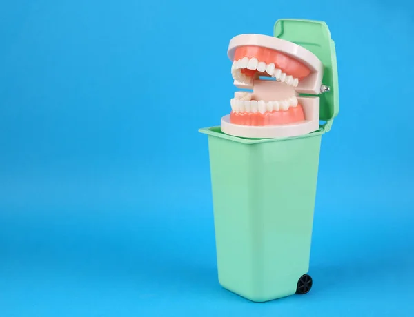 Modelo Mandíbula Plástico Lata Lixo Fundo Azul — Fotografia de Stock