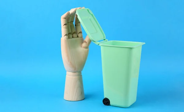 Mão Madeira Lata Lixo Brinquedo Fundo Azul — Fotografia de Stock