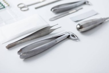 Beyaz arka planda cerrahi malzemeler. Operasyonel alet. Sağlık ve İlaç Hizmetleri