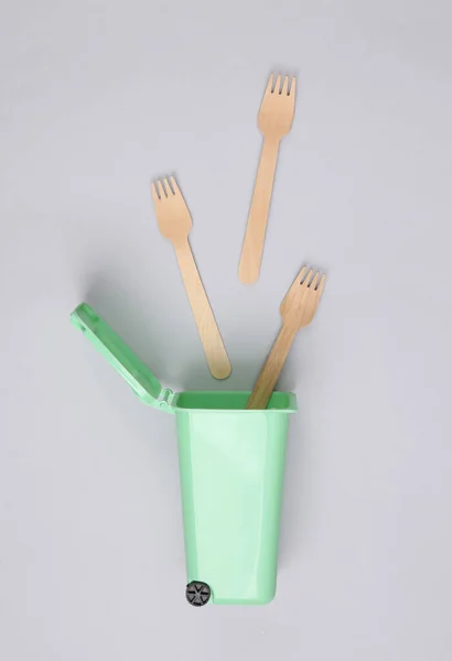 Hračkový Koš Eko Dřevěnými Vidličkami Šedém Pozadí Recyklace Ekodesign Pohled — Stock fotografie