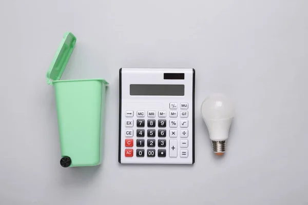 Speelgoedprullenbak Met Ledlamp Calculator Grijze Achtergrond Recycling Eco Concept Bovenaanzicht — Stockfoto