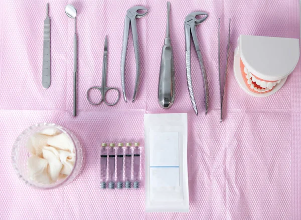 Tandkirurgisk Utrustning Med Mänsklig Käkmodell Ett Platt Ligg Ovanifrån — Stockfoto