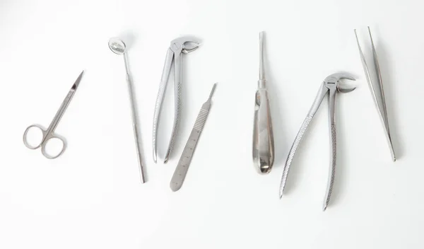 Chirurgische Tandheelkundige Metalen Instrumenten Een Witte Achtergrond Bovenaanzicht Vlakke Plaat — Stockfoto