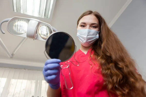 Female Stoatologist Shows Mirror Patient Can Look Teeth Dental Office — Foto de Stock