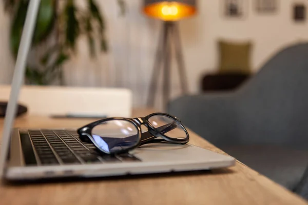 Okulary Laptop Drewnianym Stole Powierzchnia Robocza Biuro — Zdjęcie stockowe