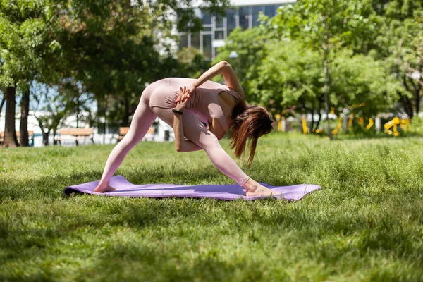 Yoga Hatha Hermosa Mujer Practicando Yoga Asanas Aire Libre Parque — Foto de Stock