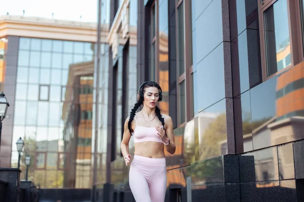 Corredor Mujer Forma Hermosa Con Coletas Corriendo Contra Fondo Edificio — Foto de Stock