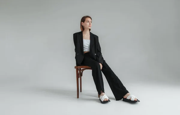 Foto Moda Mujer Joven Elegante Traje Negro Sentado Una Silla — Foto de Stock