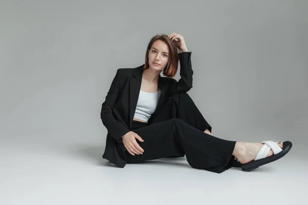 Мода Стильную Модницу Черном Костюме Сидящую Полу Студии — стоковое фото
