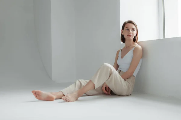 Mulher Elegante Jovem Sentado Por Uma Janela Luz Quarto Branco — Fotografia de Stock
