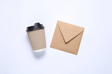 Gri arkaplanlı kahve fincanı.