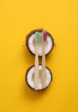 Sarı arka planda hindistan cevizli eko diş fırçaları