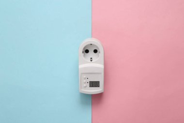 Pembe pastel arka planda sigorta prizi