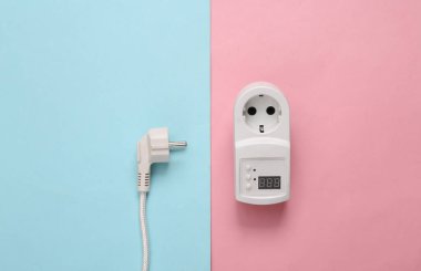 Fünye prizi ve elektrik prizi mavi pembe pastel arka planda