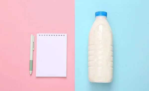 Botella Leche Con Bloc Notas Sobre Fondo Pastel Azul Rosa — Foto de Stock