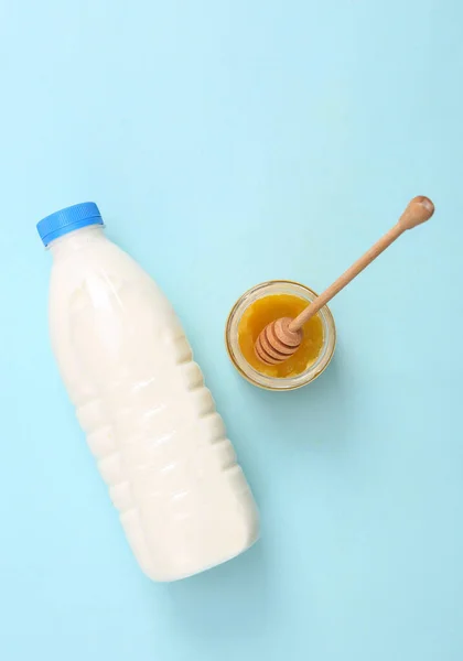 Bottiglia Latte Miele Sfondo Blu — Foto Stock