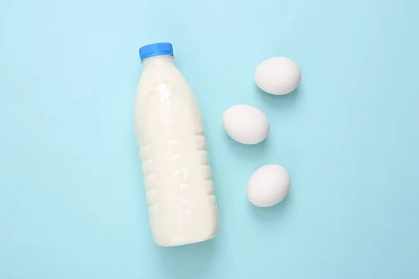 Bottiglia Latte Uova Pollo Sfondo Blu — Foto Stock