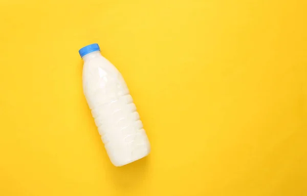 Mjölkflaska Gul Bakgrund Ovanifrån — Stockfoto