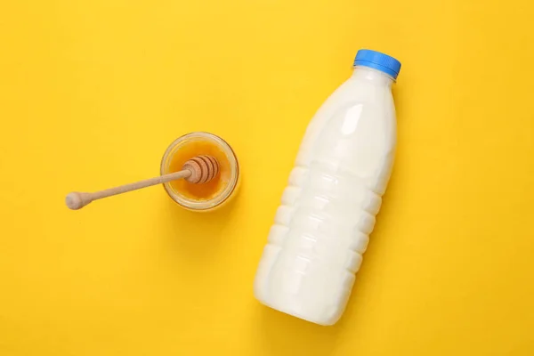 Bottiglia Latte Miele Sfondo Giallo — Foto Stock