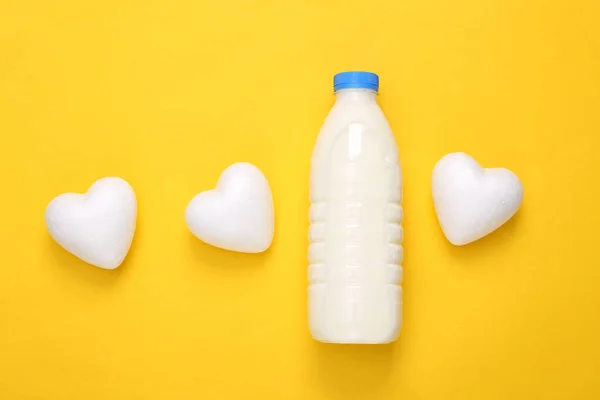 Молочная Бутылка Червями Желтом Фоне Вид Сверху — стоковое фото
