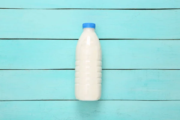 Молочная Бутылка Голубом Деревянном Столе Вид Сверху — стоковое фото