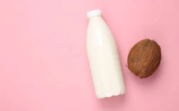 Молочная Бутылка Кокосом Розовом Фоне — стоковое фото