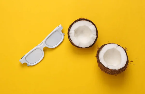 Metades Coco Com Óculos Brancos Sobre Fundo Amarelo Conceito Viagem — Fotografia de Stock
