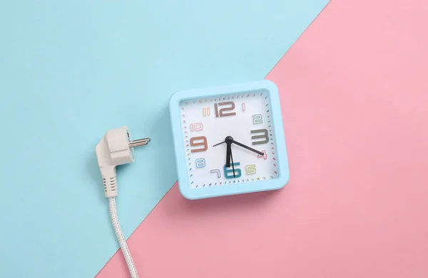 Plugue Elétrico Com Despertador Fundo Pastel Rosa Azul — Fotografia de Stock