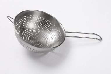 Beyaz arkaplanda metal süzgeç