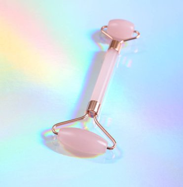 Renkli holografik yüzeyde yüz masajı silindiri 