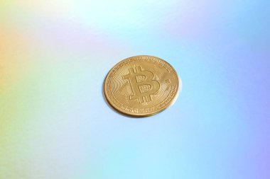 Renkli yansıtıcı holografik yüzeyde bitcoin