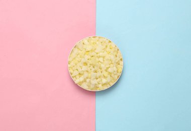 Mavi pastel arka planda bir kavanoz deniz suyu tuzu.