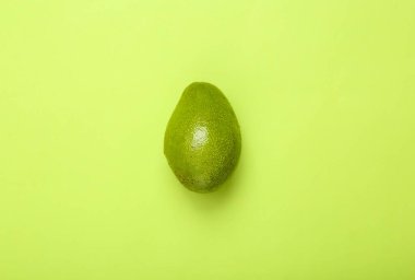 Yeşil arka planda olgun avokado meyvesi