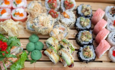 Suşi, ahşap servis servisine kurulmuş.