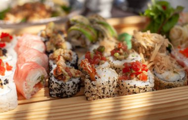 Suşi, ahşap servis servisine kurulmuş.