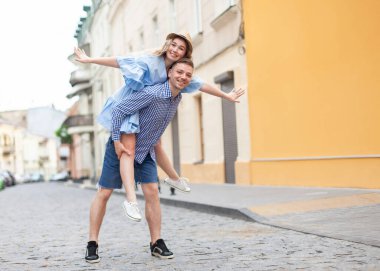 Birlikte geçirdiğimiz her anın tadını çıkarıyorum. Genç çift dışarıda eğlenirken yakışıklı adam kız arkadaşını sırtında taşıyor. Romantik, aşk konsepti