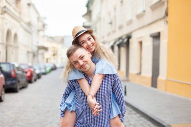 Birlikte geçirdiğimiz her anın tadını çıkarıyorum. Genç çift dışarıda eğlenirken yakışıklı adam kız arkadaşını sırtında taşıyor. Romantik, aşk konsepti