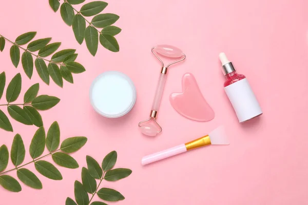 Zestaw Kosmetyków Gałązkami Zielonych Liści Różowym Tle Koncepcja Kosmetyków Naturalnych — Zdjęcie stockowe