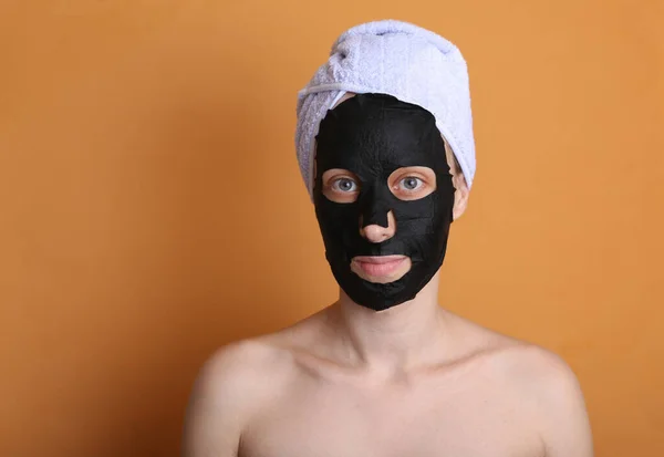 Bella Donna Con Maschera Nera Purificante Sul Viso Asciugamano Sulla — Foto Stock