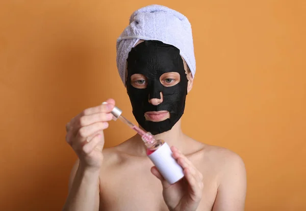 Gyönyörű Tisztító Fekete Maszkkal Arcán Törölközővel Fején Egy Lány Kezében — Stock Fotó