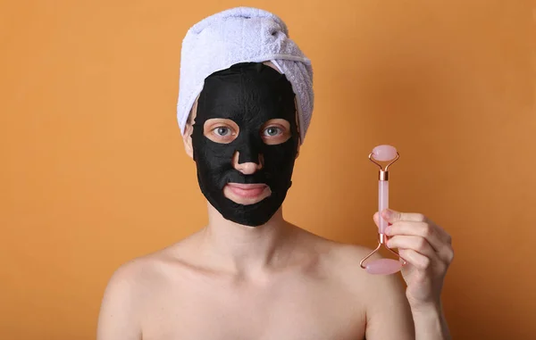 Bella Donna Con Maschera Nera Purificante Sul Viso Asciugamano Sulla — Foto Stock