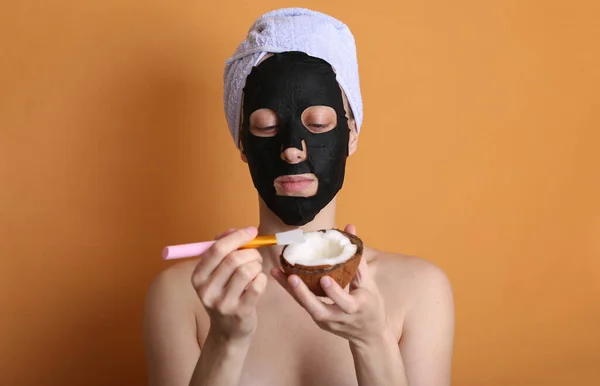 Piękna Kobieta Oczyszczającą Czarną Maską Twarzy Ręcznikiem Głowie Dziewczyna Trzymająca — Zdjęcie stockowe