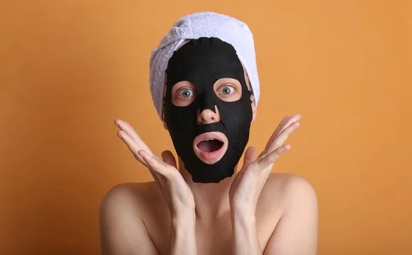Σοκαρισμένη Όμορφη Γυναίκα Μια Καθαρή Μαύρη Μάσκα Μια Πετσέτα Στο — Φωτογραφία Αρχείου