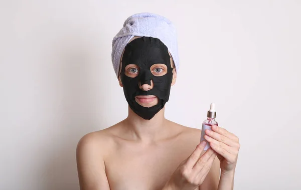 Bella Donna Con Maschera Nera Purificante Sul Viso Asciugamano Sulla — Foto Stock