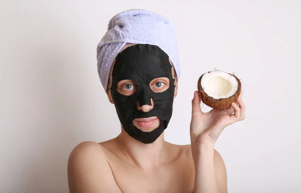 Piękna Kobieta Oczyszczającą Czarną Maską Twarzy Ręcznikiem Głowie Dziewczyna Trzymająca — Zdjęcie stockowe