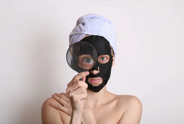 Jonge Aantrekkelijke Vrouw Met Zwart Reinigende Cosmetische Masker Kijkt Door — Stockfoto