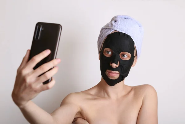 Jonge Aantrekkelijke Vrouw Met Zwart Reinigende Cosmetische Masker Maakt Selfie — Stockfoto