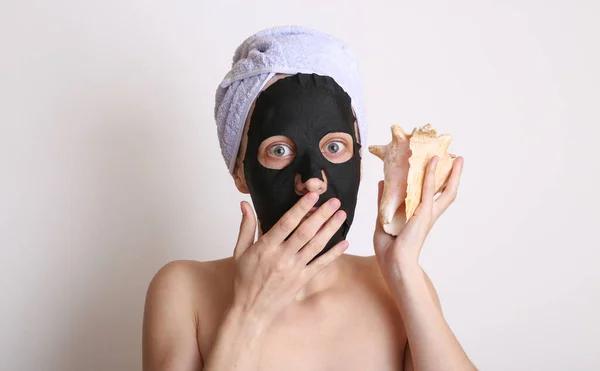 Ritratto Una Giovane Donna Attraente Scioccata Una Maschera Cosmetica Detergente — Foto Stock