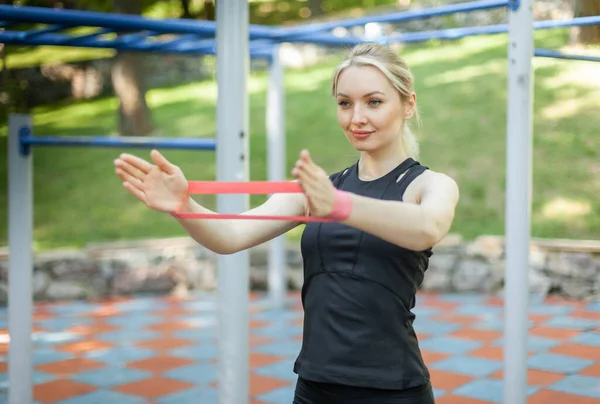 Formda Bir Kadın Spor Salonunda Lastik Bantlarla Egzersiz Yapar — Stok fotoğraf